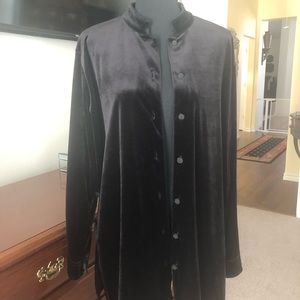 Women’s top. Black velvet feel. 100% Polyester. Size Med. Excellent Condition